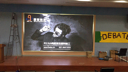 江蘇無錫協(xié)和學校P2.5室內(nèi)高清LED顯示屏由上海智彩科技設計、安裝